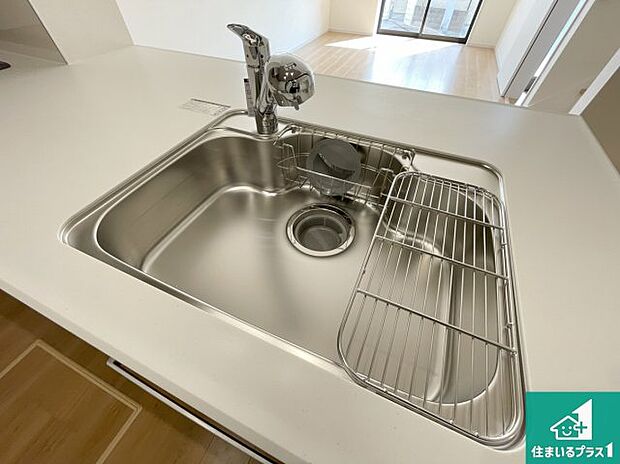 【キッチンシンク】蛇口の先端に浄水器を内蔵しています！原水と浄水、お湯と冷水、シャワーの切替えがワンタッチなので用途によって使い分けられます。