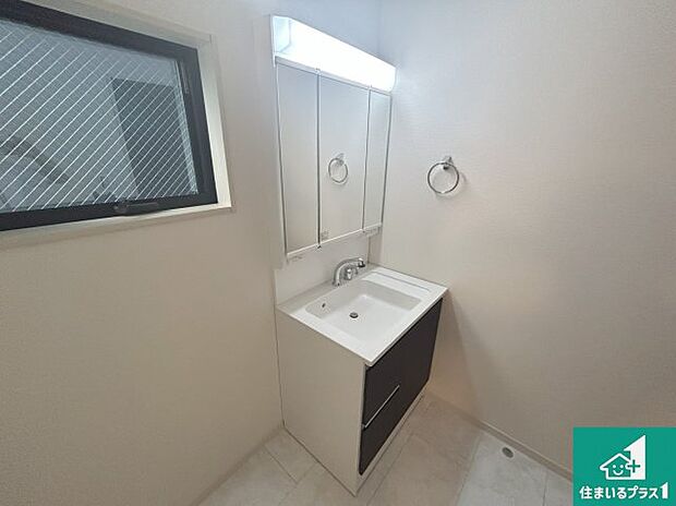 【独立洗面台】清潔感のある洗面台です。フラットな鏡は掃除がしやすく毎日清潔！鏡裏には収納があるのでスッキリとした洗面台が保てます。