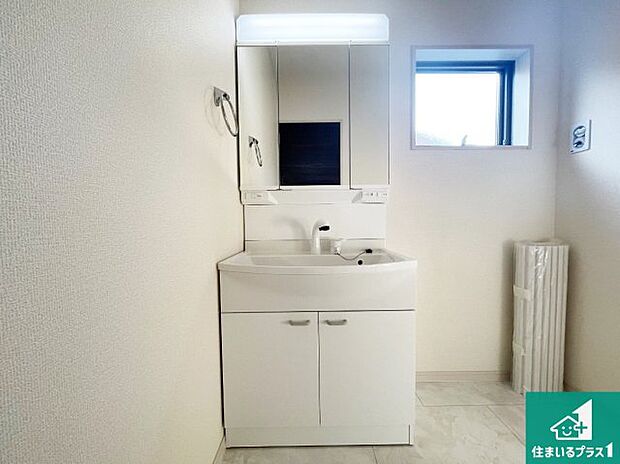 【独立洗面台】清潔感のある洗面台です。フラットな鏡は掃除がしやすく毎日清潔！鏡裏には収納があるのでスッキリとした洗面台が保てます。