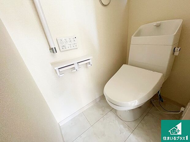 【トイレ】1・2階の2ヶ所にあるので、朝の忙しい時間の順番待ちもなく、深夜の利用にも大変便利です。