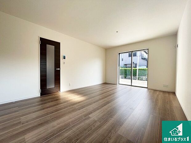 【リビングダイニング】日当たり良好の明るいリビングで朝の目覚めもスッキリできそう！対面キッチンでご家族のコミュニケーションも自然と増える設計！小さなお子様が遊ぶスペースを作っても広々とくつろげるLDK！