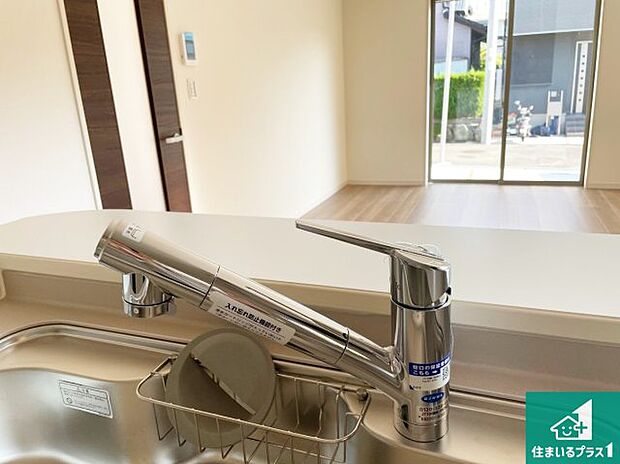 【キッチン水栓】浄水器を内蔵！炊飯時、お茶を作る時に安心してお水を使えます！お湯と冷水、浄水と原水、シャワーの切替えもワンタッチです！