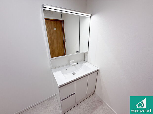 【独立洗面台】清潔感のある洗面台です。フラットな鏡は掃除がしやすく毎日清潔!鏡裏には収納があるのでスッキリとした洗面台が保てます。