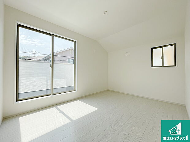 【洋室】寝室は心地よい眠りについてもらいたくて、シンプルかつ開放的な空間な設計にしています！大きな窓から差し込む日が心地いいです♪