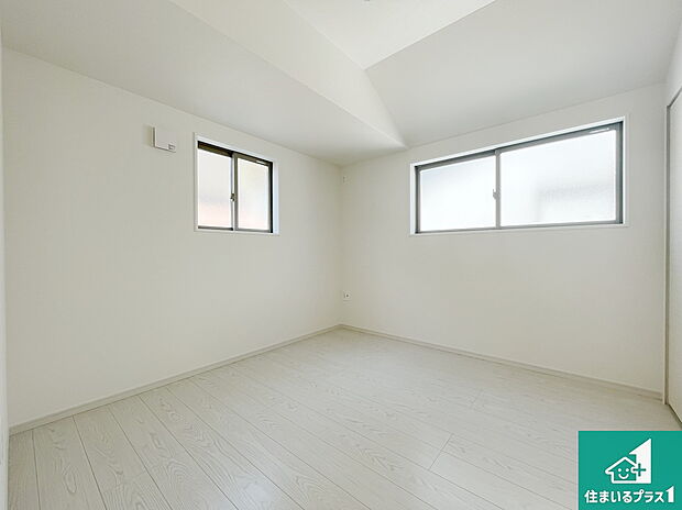 【洋室】シンプルな洋室は、自分好みのインテリアが楽しめます♪ご家族とインテリアや家具を選びに行くのは新築購入時の醍醐味の一つです。ぜひお楽しみください♪