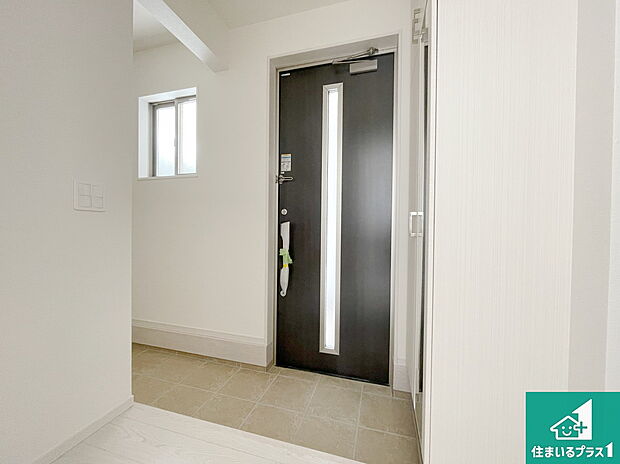 【玄関】大きなシューズクローゼットがあるので、ご家族の靴が収納でき玄関周りはいつもスッキリ！お子様のおもちゃや御主人様の趣味の道具なども収納できます。