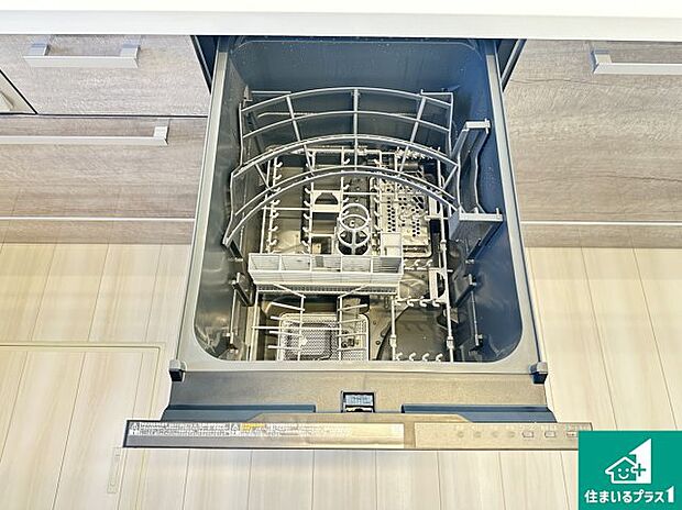 【キッチン水栓】食事後の一仕事、食器洗いをボタン一つでお任せできちゃいます!場所を取らないビルトイン式なので、お料理スペースもしっかり確保!