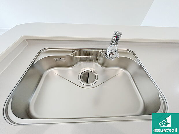 【キッチンシンク】蛇口の先端に浄水器を内蔵しています!原水と浄水、お湯と冷水、シャワーの切替えがワンタッチなので用途によって使い分けられます。