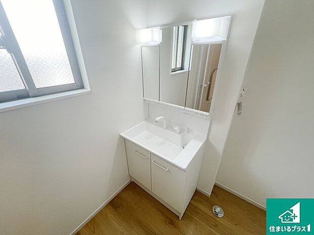 【独立洗面台】清潔感のある洗面台です。フラットな鏡は掃除がしやすく毎日清潔！鏡裏には収納があるのでスッキリとした洗面台が保てます。