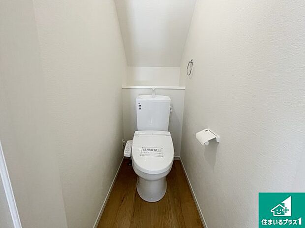 【トイレ】1・2階の2ヶ所にあるので、朝の忙しい時間の順番待ちもなく、深夜の利用にも大変便利です。