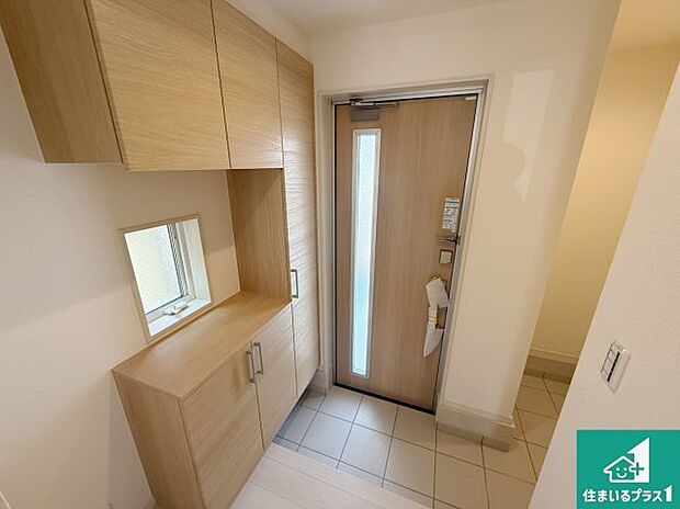 【玄関】シューズボックスにはたくさんの靴が収納できるので玄関周りはいつもスッキリ！ご家族が増えても安心！