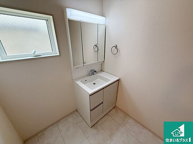 【独立洗面台】清潔感のある洗面台です。フラットな鏡は掃除がしやすく毎日清潔！鏡裏には収納があるのでスッキリとした洗面台が保てます。