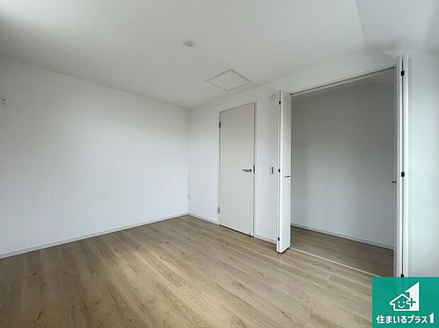 【洋室】収納スペースが充実しているので子供の成長に合わせてたくさん収納ができます!家族構成に合わせた様々な活用ができる収納!