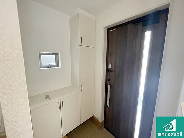 【玄関】シューズボックスにはたくさんの靴が収納できるので玄関周りはいつもスッキリ!ご家族が増えても安心!