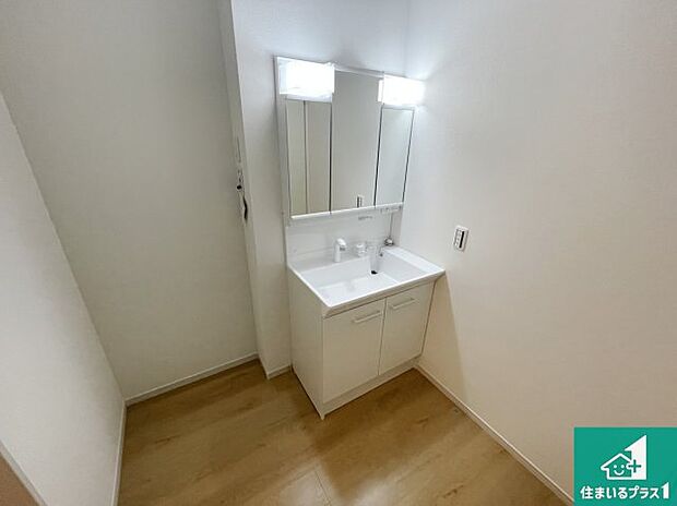 【独立洗面台】清潔感のある洗面台です。フラットな鏡は掃除がしやすく毎日清潔!鏡裏には収納があるのでスッキリとした洗面台が保てます。