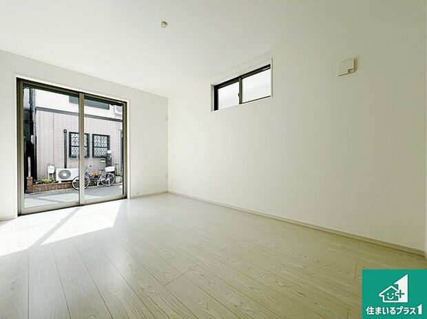 【洋室】シンプルな洋室は、自分好みのインテリアが楽しめます♪ご家族とインテリアや家具を選びに行くのは新築購入時の醍醐味の一つです。ぜひお楽しみください♪