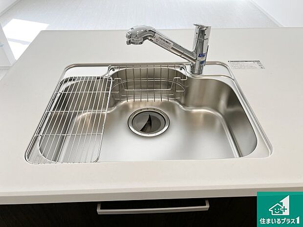 【キッチンシンク】蛇口の先端に浄水器を内蔵しています！原水と浄水、お湯と冷水、シャワーの切替えがワンタッチなので用途によって使い分けられます。