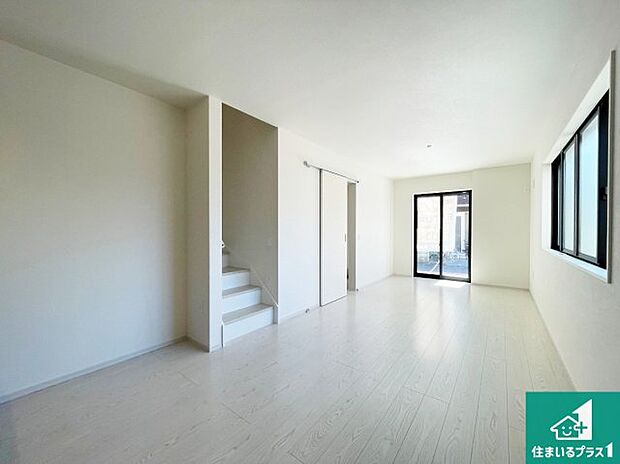 【居間・リビング】日当たり良好の明るいリビングで朝の目覚めもスッキリできそう!対面キッチンでご家族のコミュニケーションも自然と増える設計!小さなお子様が遊ぶスペースを作っても広々とくつろげるLDK!