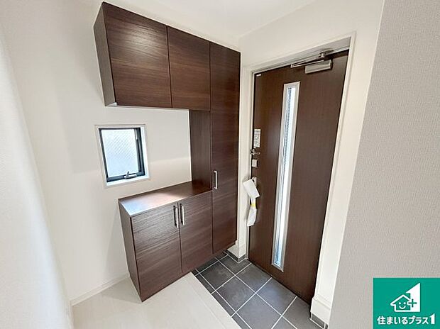 【玄関】シューズボックスにはたくさんの靴が収納できるので玄関周りはいつもスッキリ！ご家族が増えても安心！