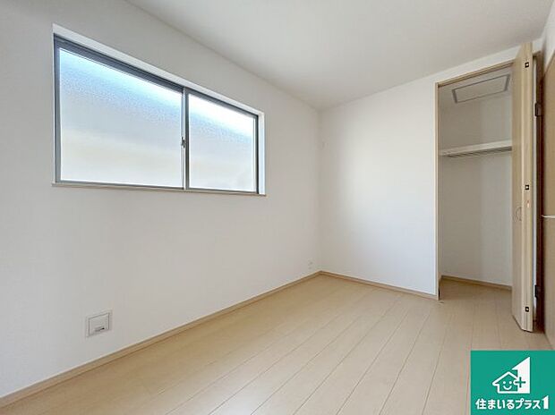 【洋室】収納スペースが充実しているので子供の成長に合わせてたくさん収納ができます!家族構成に合わせた様々な活用ができる収納!