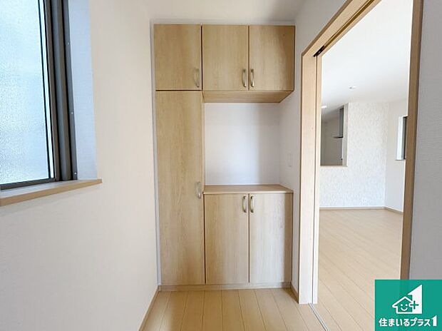 【玄関】シューズボックスにはたくさんの靴が収納できるので玄関周りはいつもスッキリ!ご家族が増えても安心!