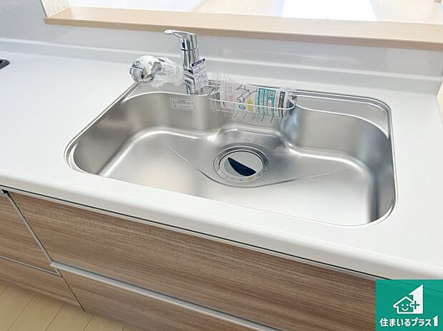 【キッチンシンク】蛇口の先端に浄水器を内蔵しています!原水と浄水、お湯と冷水、シャワーの切替えがワンタッチなので用途によって使い分けられます。