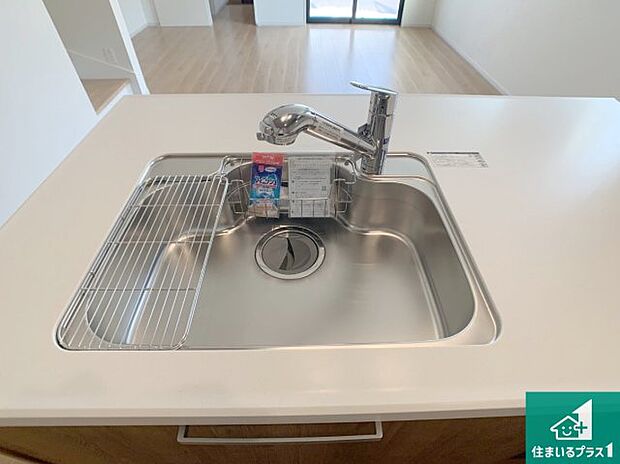【キッチンシンク】蛇口の先端に浄水器を内蔵しています！原水と浄水、お湯と冷水、シャワーの切替えがワンタッチなので用途によって使い分けられます。