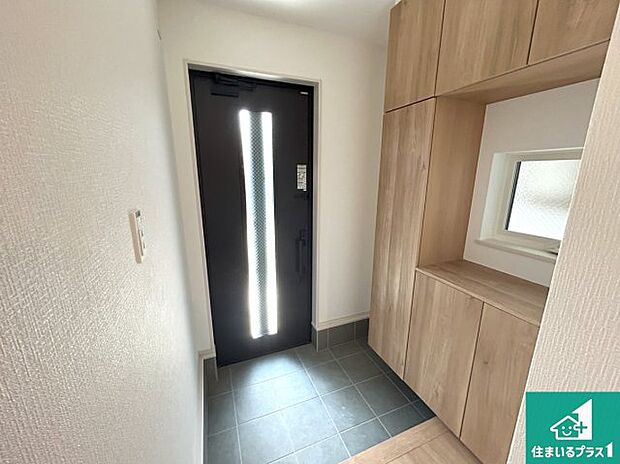 【玄関】シューズボックスにはたくさんの靴が収納できるので玄関周りはいつもスッキリ!ご家族が増えても安心!