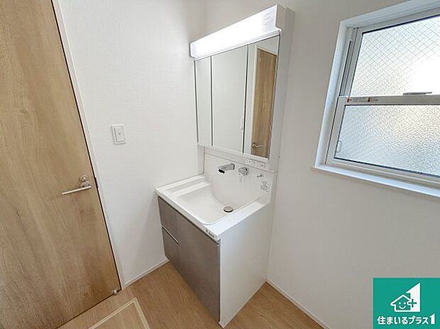 【独立洗面台】清潔感のある洗面台です。フラットな鏡は掃除がしやすく毎日清潔!鏡裏には収納があるのでスッキリとした洗面台が保てます。