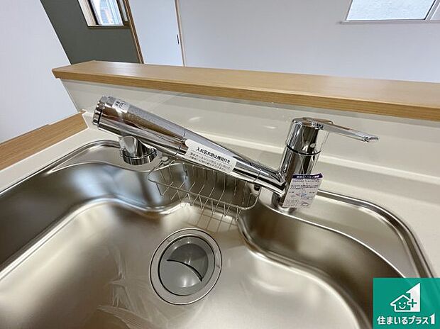 【キッチンシンク】蛇口の先端に浄水器を内蔵しています!原水と浄水、お湯と冷水、シャワーの切替えがワンタッチなので用途によって使い分けられます。