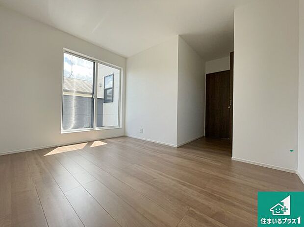 【洋室】寝室は心地よい眠りについてもらいたくて、シンプルかつ開放的な空間な設計にしています！大きな窓から差し込む日が心地いいです♪