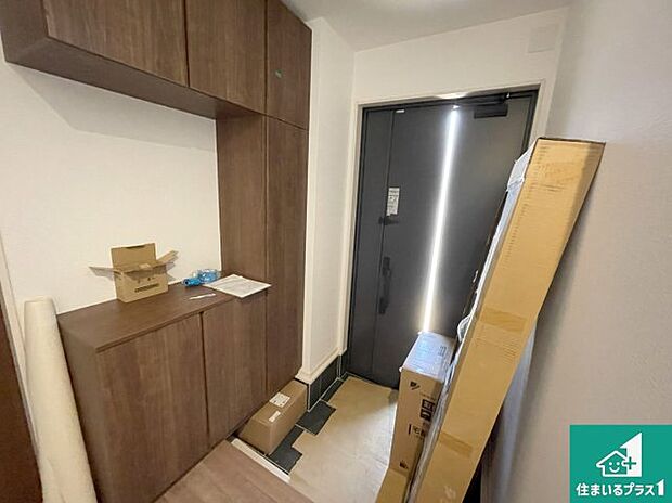 【玄関】シューズボックスにはたくさんの靴が収納できるので玄関周りはいつもスッキリ！ご家族が増えても安心！