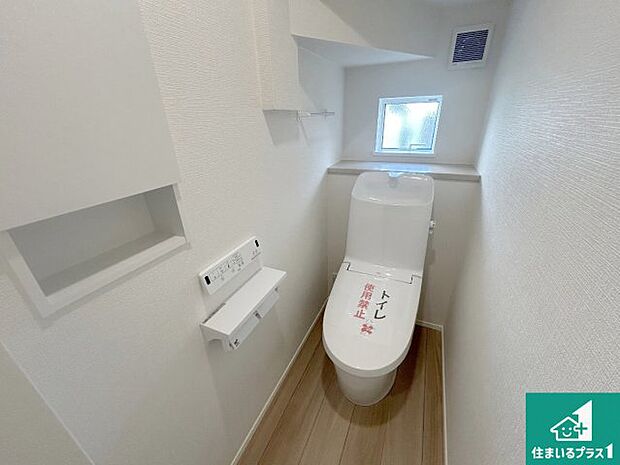 【トイレ】1・2階の2ヶ所にあるので、朝の忙しい時間の順番待ちもなく、深夜の利用にも大変便利です。