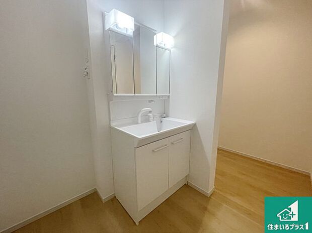 【独立洗面台】清潔感のある洗面台です。フラットな鏡は掃除がしやすく毎日清潔！鏡裏には収納があるのでスッキリとした洗面台が保てます。