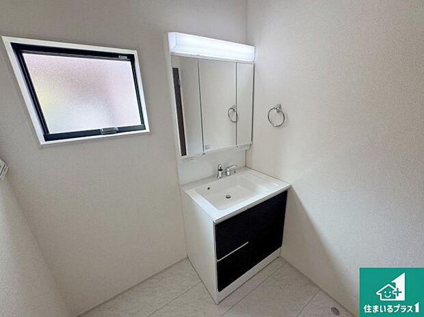 【独立洗面台】清潔感のある洗面台です。フラットな鏡は掃除がしやすく毎日清潔!鏡裏には収納があるのでスッキリとした洗面台が保てます。