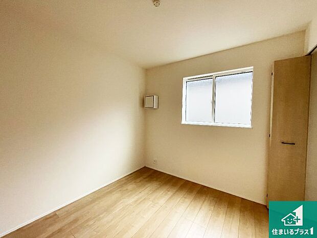 【洋室】シンプルな洋室は、自分好みのインテリアが楽しめます♪ご家族とインテリアや家具を選びに行くのは新築購入時の醍醐味の一つです。ぜひお楽しみください♪