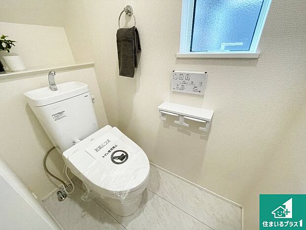 【トイレ】1・2階の2ヶ所にあるので、朝の忙しい時間の順番待ちもなく、深夜の利用にも大変便利です。