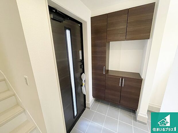 【玄関】シューズボックスにはたくさんの靴が収納できるので玄関周りはいつもスッキリ！ご家族が増えても安心！