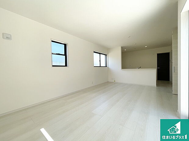 【居間・リビング】日当たり良好の明るいリビングで朝の目覚めもスッキリできそう！対面キッチンでご家族のコミュニケーションも自然と増える設計！小さなお子様が遊ぶスペースを作っても広々とくつろげるLDK！