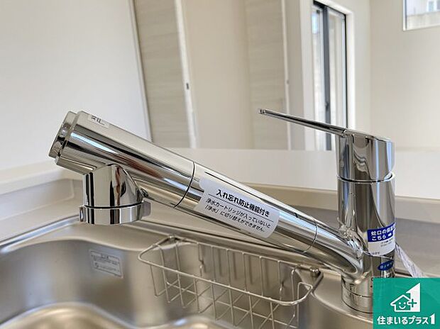 【キッチン水栓】浄水器を内蔵！炊飯時、お茶を作る時に安心してお水を使えます！お湯と冷水、浄水と原水、シャワーの切替えもワンタッチです！