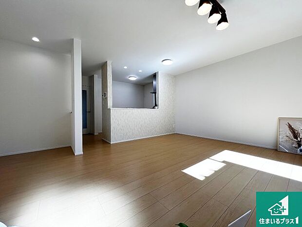 【居間・リビング】日当たり良好の明るいリビングで朝の目覚めもスッキリできそう!対面キッチンでご家族のコミュニケーションも自然と増える設計!小さなお子様が遊ぶスペースを作っても広々とくつろげるLDK!