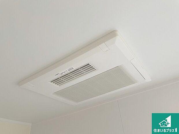 【浴室暖房乾燥機】四季を通して快適なバスライフをお手伝いする浴室暖房乾燥機!浴室の乾燥・暖房・涼風・換気はもちろん、24時間換気にも対応!