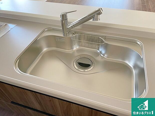 【キッチンシンク】蛇口の先端に浄水器を内蔵しています!原水と浄水、お湯と冷水、シャワーの切替えがワンタッチなので用途によって使い分けられます。