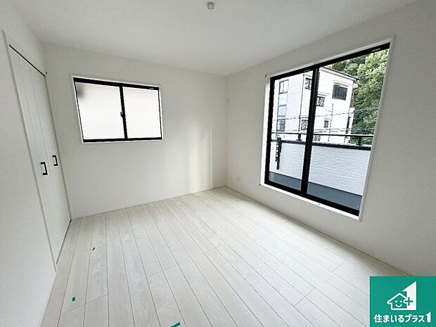 【洋室】シンプルな洋室は、自分好みのインテリアが楽しめます♪ご家族とインテリアや家具を選びに行くのは新築購入時の醍醐味の一つです。ぜひお楽しみください♪