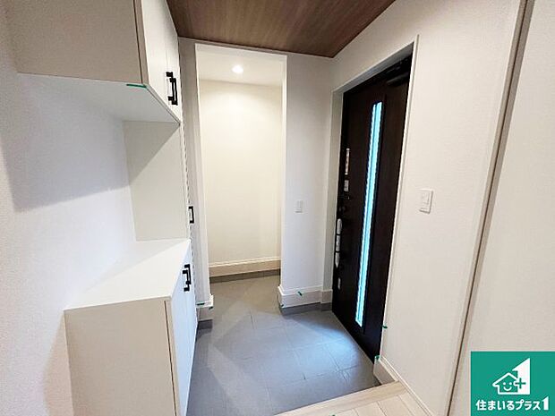 【玄関】シューズボックスにはたくさんの靴が収納できるので玄関周りはいつもスッキリ！ご家族が増えても安心！