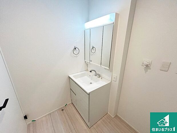 【独立洗面台】清潔感のある洗面台です。フラットな鏡は掃除がしやすく毎日清潔！鏡裏には収納があるのでスッキリとした洗面台が保てます。