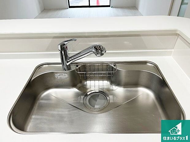 【キッチンシンク】蛇口の先端に浄水器を内蔵しています！原水と浄水、お湯と冷水、シャワーの切替えがワンタッチなので用途によって使い分けられます。