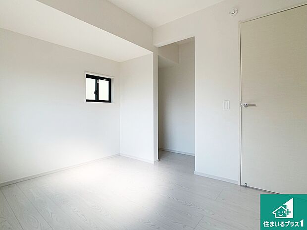 【洋室】寝室は心地よい眠りについてもらいたくて、シンプルかつ開放的な空間な設計にしています！大きな窓から差し込む日が心地いいです♪