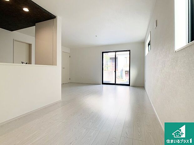 【居間・リビング】日当たり良好の明るいリビングで朝の目覚めもスッキリできそう！対面キッチンでご家族のコミュニケーションも自然と増える設計！小さなお子様が遊ぶスペースを作っても広々とくつろげるLDK！