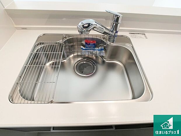 【キッチンシンク】蛇口の先端に浄水器を内蔵しています！原水と浄水、お湯と冷水、シャワーの切替えがワンタッチなので用途によって使い分けられます。